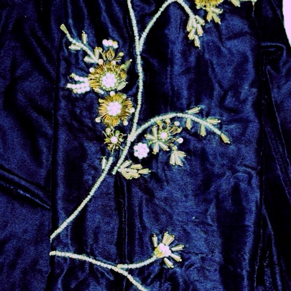 Darakhshan Desire Blue Velvet Embroidered Kurta Set. - Picture 10 of 16